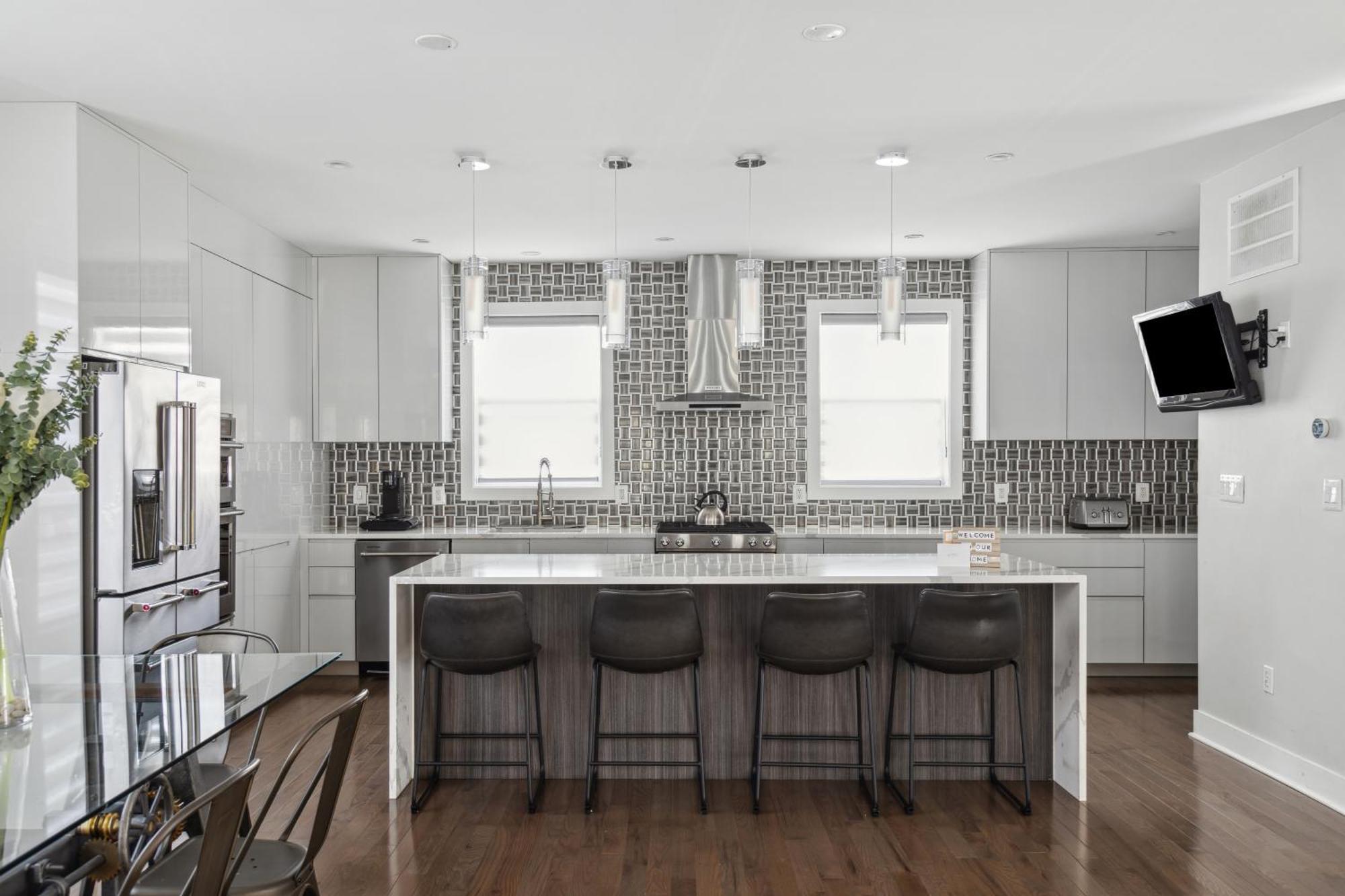 Сasa de vacaciones Luxury 4br 7 Mins To Us Capital, Rooftop Deck, In Free Parking *